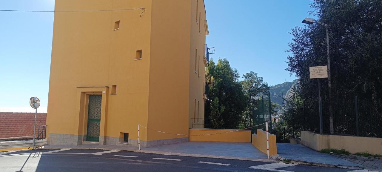 Casa Di Claude Con Posto Auto Lägenhet Finale Ligure Exteriör bild