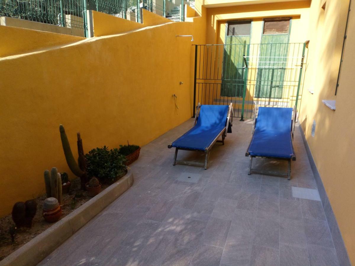 Casa Di Claude Con Posto Auto Lägenhet Finale Ligure Exteriör bild